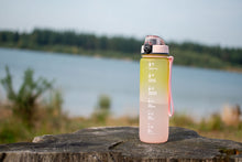 Afbeelding in Gallery-weergave laden, Motiverende waterfles met fruitfilter / Proteïne shaker Sunny yellow
