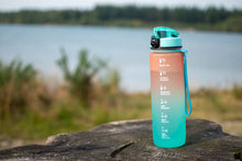 Afbeelding in Gallery-weergave laden, Motiverende waterfles met fruitfilter / Proteïne shaker Spring green