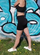Afbeelding in Gallery-weergave laden, Highwaist shorts off grid