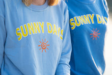 Afbeelding in Gallery-weergave laden, "Sunny Days" sweater (licht blauw)