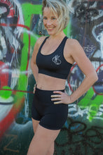 Afbeelding in Gallery-weergave laden, Highwaist shorts "Better in black" (zwart)