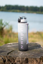 Afbeelding in Gallery-weergave laden, Motiverende waterfles met fruitfilter / Proteïne shaker Black edition
