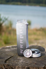 Afbeelding in Gallery-weergave laden, Motiverende waterfles met fruitfilter / Proteïne shaker Black edition
