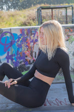 Afbeelding in Gallery-weergave laden, Crop top long sleeve &quot;Better in black&quot; (zwart)
