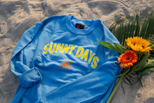 Afbeelding in Gallery-weergave laden, &quot;Sunny Days&quot; sweater (blauw)
