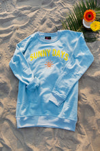 Afbeelding in Gallery-weergave laden, &quot;Sunny Days&quot; sweater (licht blauw)
